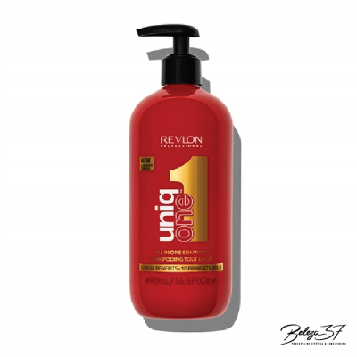 Frasco vermelho de shampoo REVLON uniq ONE com tampa de bomba preta