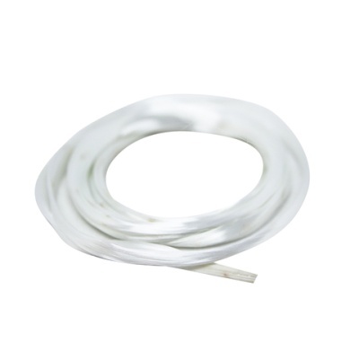 Cabo elétrico transparente enrolado em fundo branco