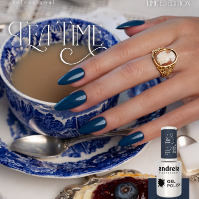 Mão com unhas pintadas de azul escuro ao lado de chávena de chá e prato com bolo, embalagem de verniz gel Andreia Professional Limitada Tea Time.
