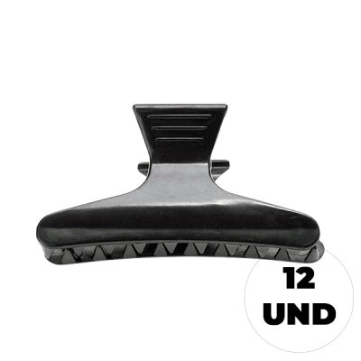 Grampo de cabelo preto em plástico com dentes serrilhados e etiqueta '12 UND'