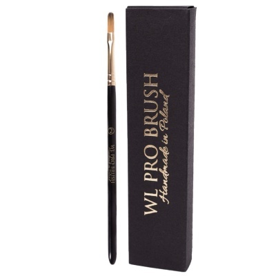 Pincel fino de maquilhagem com cabo preto e caixa preta com texto dourado