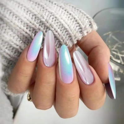 Unha comprida com esmalte cromado rosa e azul, mão com camisola cinzenta.