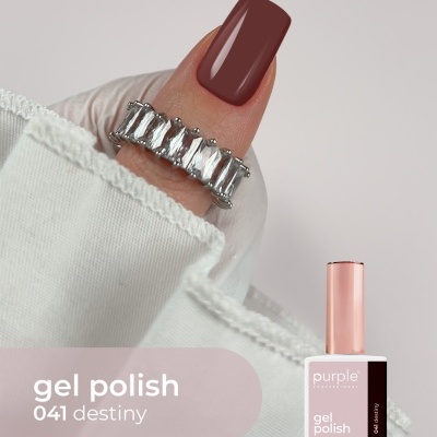 Unha com verniz gel castanho escuro e anel prateado com pedras