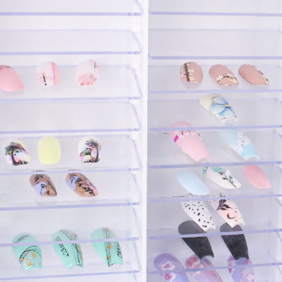 Unhas postiças coloridas e decoradas em mostruário transparente