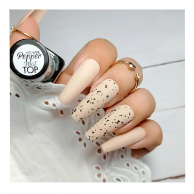 Unhas artificiais nude mate com design pontilhado preto e frasco rotulado