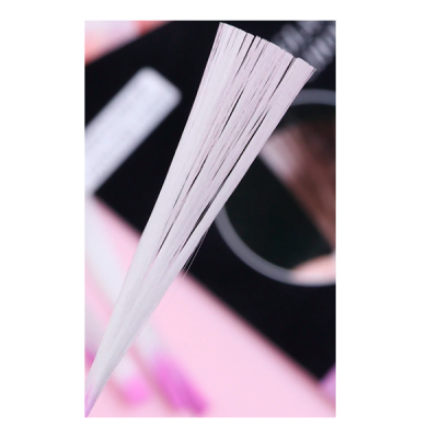 Pincel com cerdas brancas finas num fundo preto e rosa