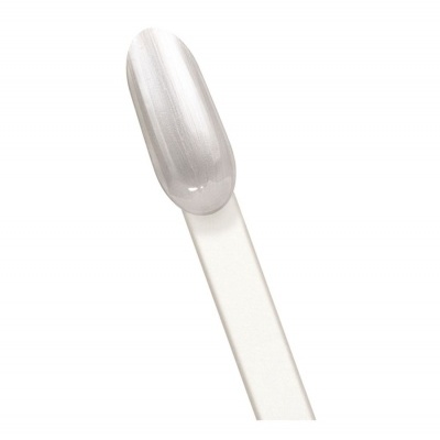 Amostra de verniz para unhas prateado metálico em paleta plástica