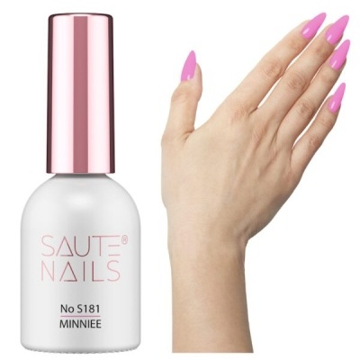 Frasco de verniz SAUTE NAILS e mão com unhas pintadas de rosa