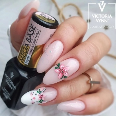 Verniz de unhas e unhas com decoração floral em tons nude e branco