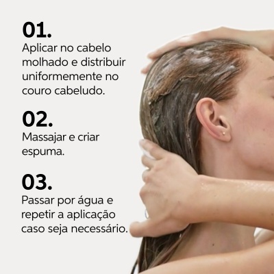 Instruções para aplicar produto no cabelo e pessoa a lavar cabelo com as mãos no couro cabeludo