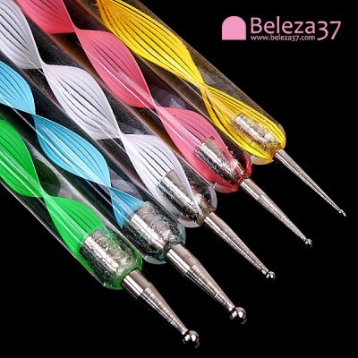 Ferramentas para nail art coloridas com pontas metálicas sobre fundo preto