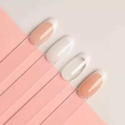 Amostras de unhas postiças cor rosa transparente com pontas brancas