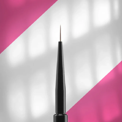 Pincel fino para maquilhagem com cabo preto sobre fundo branco e rosa
