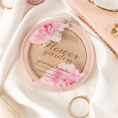 Pó compacto iluminador Eveline Cosmetics Flower Garden em embalagem redonda com flores cor-de-rosa