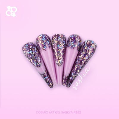 Unhas postiças em gel com glitter roxo e lilás sobre fundo rosa