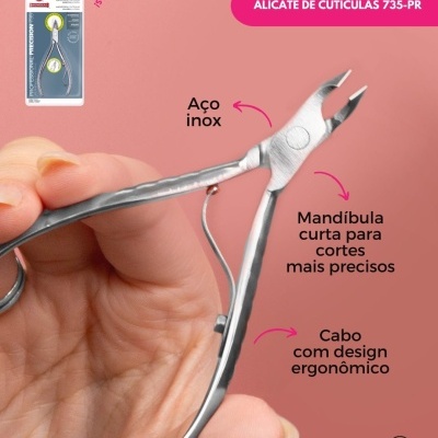 Alicate de cutículas em aço inox com mandíbulas curtas e cabo ergonómico em fundo rosa.