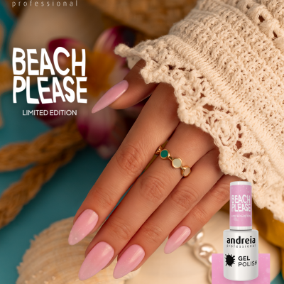 Verniz gel cor-de-rosa claro em unhas compridas com anel dourado e pedras, ambiente com objetos de praia e embalagem BP6