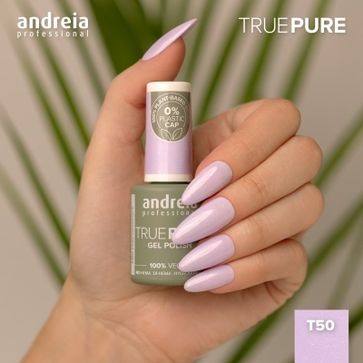 Mão segurando verniz gel lilás Andreia TRUE PURE T50 com fundo de folhagem