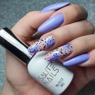 Unha com verniz lilás e florais segurando frasco de verniz SNAIL NAILS