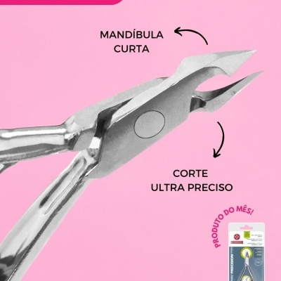 Alicate de cutículas metálico com mandíbula curta e corte ultra preciso em fundo rosa