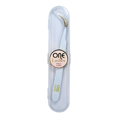 Pinça azul clara para pestanas em estojo transparente com etiqueta ONE Lashes