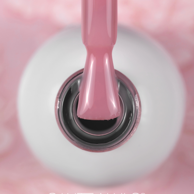 Pincel de verniz cor-de-rosa dentro de garrafa branca com texto SAUTE NAILS®