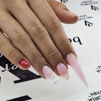 Unhas decoradas coloridas sobre fundo branco com texto preto