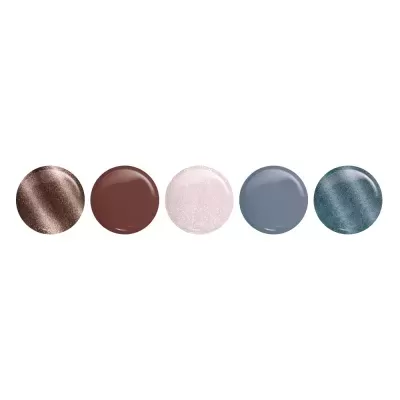 Amostras redondas de esmalte de unhas em cinco cores diferentes