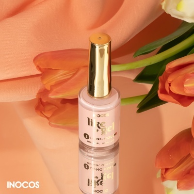 Frasco de verniz gel cor de rosa claro com tampa dourada e flores tulipas laranja e brancas ao fundo