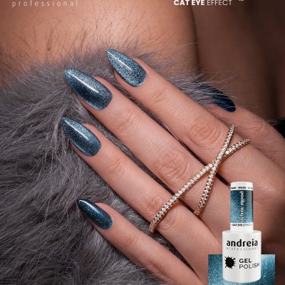 Unhas com verniz gel azul metálico brilhante Andreia Professional FE5 sobre fundo cinza felpudo