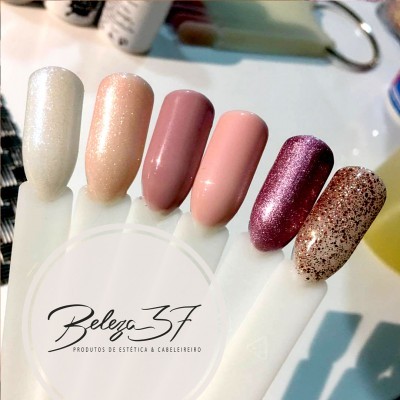 amostras de unhas postiças coloridas com brilho e glitter em suporte branco com texto Beleza 37