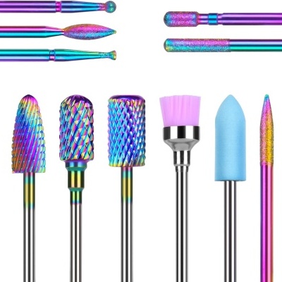 Ferramentas coloridas de manicure em fundo branco