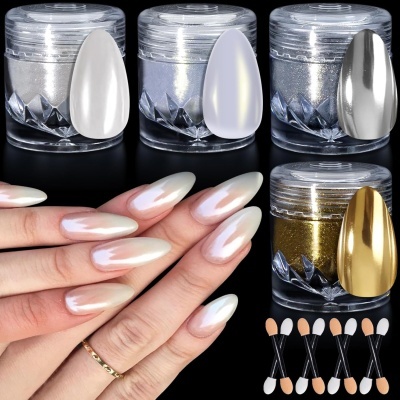 Frascos de glitter para unhas com amostras e mãos com unhas artificiais ovais.