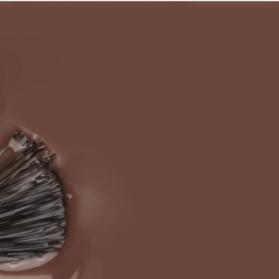 Pincel de maquilhagem com cerdas pretas e cabo preto em fundo castanho.