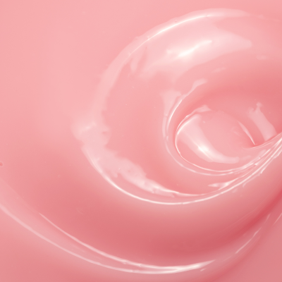 Close-up de creme ou gel cor-de-rosa com textura brilhante e texto SAUTE NAILS