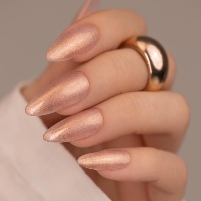 Unhas postiças com verniz champanhe e anel dourado