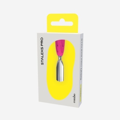 Embalagem branca e amarela contendo ferramenta metálica com cabo rosa