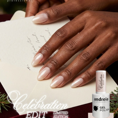 Mãos com unhas esmaltadas em verniz gel perolado rosa claro da andreia professional Celebration EDIT.