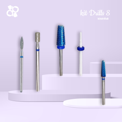 Conjunto de brocas de unhas em vários formatos e cores sobre fundo lilás com texto kit Drills 8