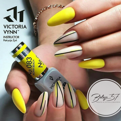 Gel para unhas Victoria Vynn nº 083 com unhas decoradas amarelas e bege com linhas pretas e amarelas