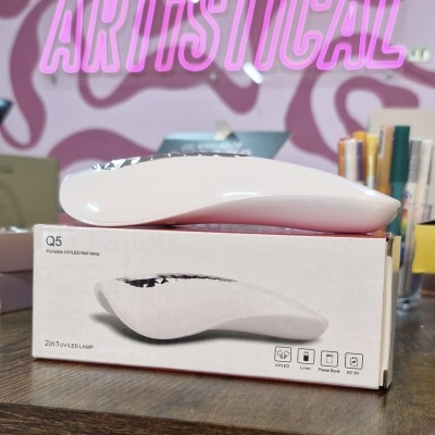 Lâmpada portátil para unhas UV/LED branca modelo Q5 sobre caixa com design minimalista