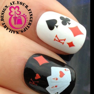 Unhas decoradas com cartas de baralho, cores preto, branco e vermelho