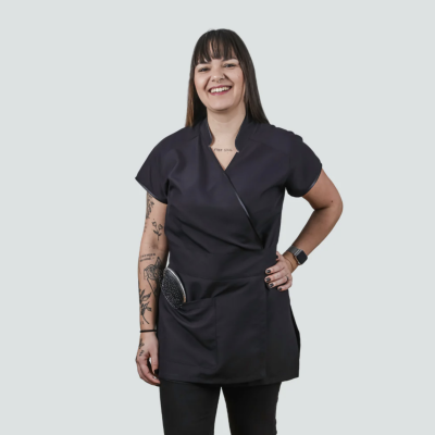 Pessoa com casaco preto cruzado e bolso frontal sobre fundo cinza