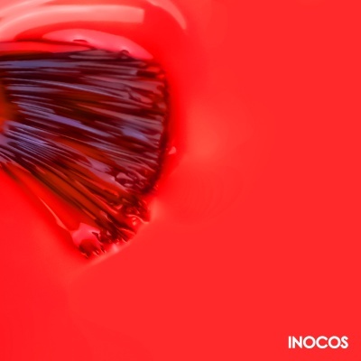 Pincel aplicando verniz vermelho vivo