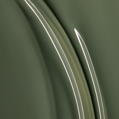 Superfície metálica curva verde escuro com reflexos de luz branca