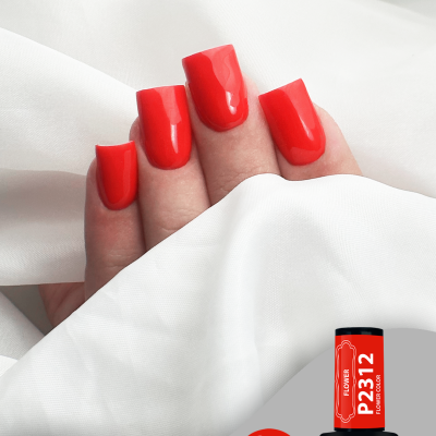 Unhas vermelhas brilhantes com verniz gel, frasco de verniz preto com etiqueta vermelha ao lado