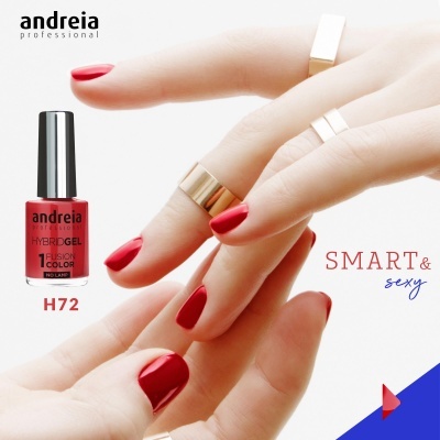 Verniz de unhas vermelho Andreia Professional aplicado em unhas com anéis, fundo branco