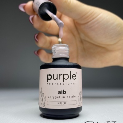 Frasco de gel acrílico para unhas cor nude e mão aplicando gel