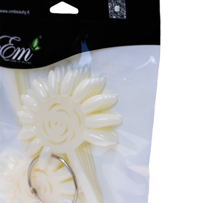 Amostras de unhas artificiais brancas em anel metálico na embalagem