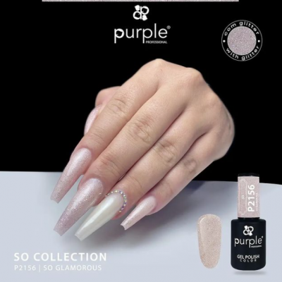 Mão com unhas compridas pintadas com verniz gel roxo com glitter e uma unha decorada com brilhantes